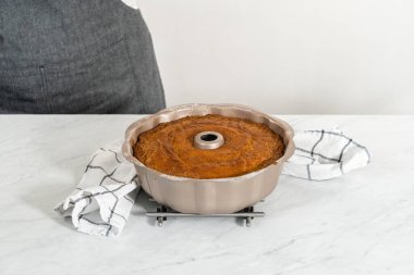 Mutfak tezgahında taze pişmiş limonlu yaban mersinli kek..