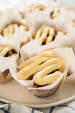 Taze pişmiş mayasız tarçınsız çörekler tarçın dolgulu ve doğranmış cevizli..