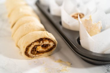 Çörekleri tarçınsız çörek pişirmek için tarçınlı çöreklerle dolduruyorum..