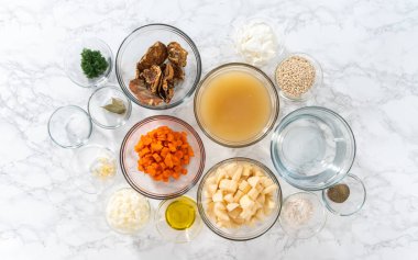 Düz yatıyordu. Kremalı yaban mantarı çorbası hazırlamak için bardaktaki ölçülü malzemeler..