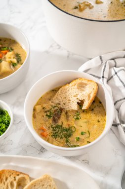 Kurutulmuş yaban mantarından yapılmış kremalı mantar çorbası sunuyorum. Beyaz kaselerde mayalı ekmek ile birlikte..