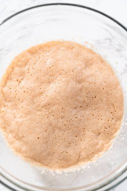 Mini Paskalya ekmeği pişirmek için bardaktaki kuru mayayı aktifleştiriyorum..