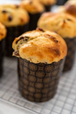 Mutfak tezgahında yeni pişmiş mini Paskalya ekmeği kulich..