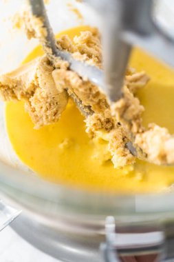 Mini Paskalya ekmeği pişirmek için mutfak mikseri malzemelerini karıştırıyorum..