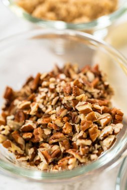 Bardaktaki ölçülü malzemeler mayasız tarçınlı kek pişirmek için karıştırılmış kaseler..