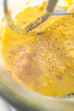 Mini Paskalya ekmeği pişirmek için mutfak mikseri malzemelerini karıştırıyorum..