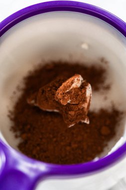 Sebze kısaltma ve şeker eritme kabının içindeki kakao tozu, kek tepsisini yağlamak için mükemmel bir karışım oluşturuyor..