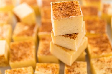 Beyaz bir kesme tahtasındaki ev yapımı yumurta likörü parçaları..