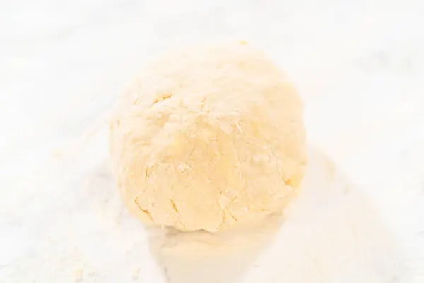 面包面团 用法式滚针烘烤无酵母肉桂纸杯蛋糕 — 图库照片