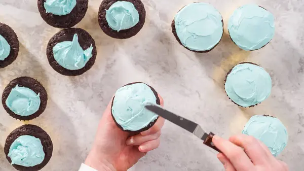 Düz Yatıyordu Adım Adım Çikolatalı Keklerin Üstüne Mavi Tereyağlı Krema — Stok fotoğraf