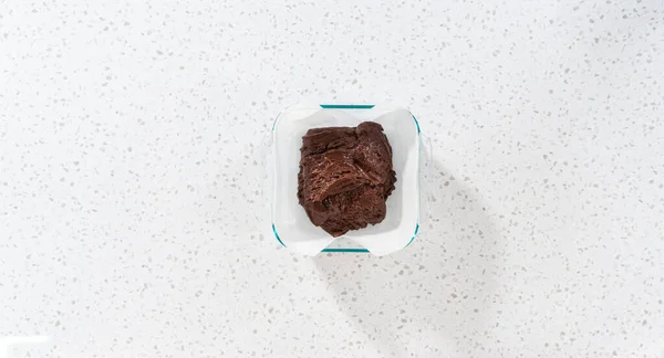 Plat Gelegd Giet Fudge Mengsel Bakvorm Bekleed Met Perkamentpapier Chocolade — Stockfoto