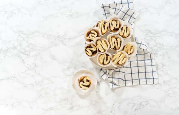 Flat Lay Freshly Baked Yeast Cinnamon Roll Cupcakes Filled Cinnamon — Stock Photo, Image