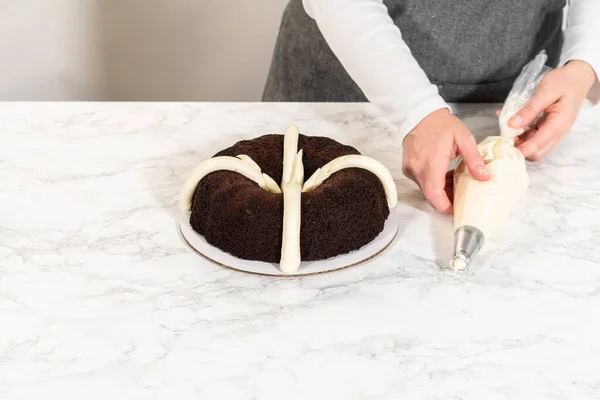 Precision Chocolate Bundt Cake Carefully Removed Pan Adorned Luscious Cream — Stock Photo, Image