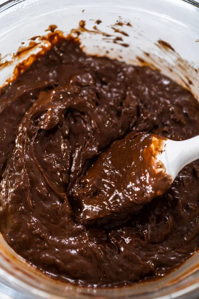 Topirea Chips Urilor Ciocolată Altor Ingrediente Într Bol Amestecare Sticlei — Fotografie, imagine de stoc