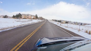 Kış sonrası fırtınada önden giden bir yol huzurlu bir sürüş sunuyor. Etrafı karla kaplı olan manzara, huzurlu ve resimsel çevreye katkıda bulunarak, sürüş gücünü artırıyor.