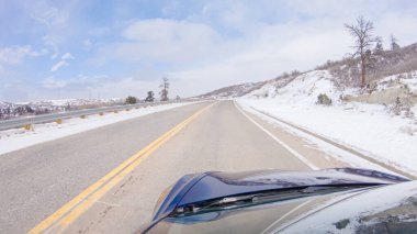 Kış sonrası fırtınada önden giden bir yol huzurlu bir sürüş sunuyor. Etrafı karla kaplı olan manzara, huzurlu ve resimsel çevreye katkıda bulunarak, sürüş gücünü artırıyor.