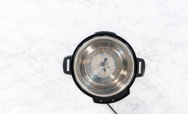 Düz yatıyordu. Düdüklü tencerede kabuksuz haşlanmış yumurta pişir..