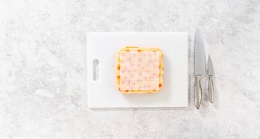 Düz yatıyordu. Küçük parçalar kesmek için kağıt şablonu kullanarak mısır şekeri toplamak.