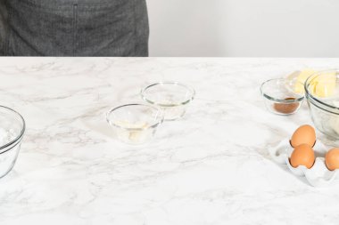 Sebze kısaltma ustalıkla eritilmiş kek kalıbını yağlamak ve bu lezzetli keki pişirmek için zemin hazırlamak için..