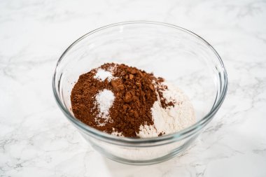 Nane şekerli çikolatalı kurabiyeler pişirmek için büyük bir bardakta karıştırma malzemesi..
