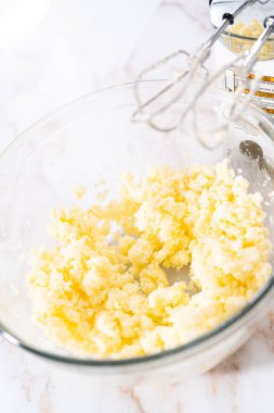 Elmalı kek ve karamel jöleli kek yapmak için büyük bir bardakta karıştırma malzemesi..