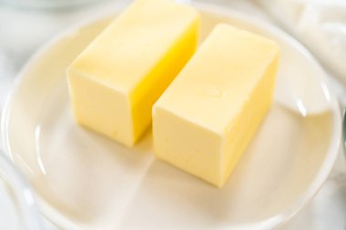 Ölçülen malzemeler tezgahın üzerindeki karıştırma kaselerine konuyor ve kek karışımından nefis bir havuçlu kek yapmaya hazırlanıyor..