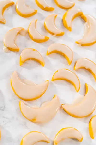 Cytrynowe Ciasteczka Cytrynową Polewą Zanurzanie Cytrynowych Ciasteczek Cytrynowej Polewie — Zdjęcie stockowe