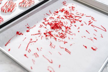 Çikolata soslu krakerlerin üzerine erimiş çikolata serpiştirmek..