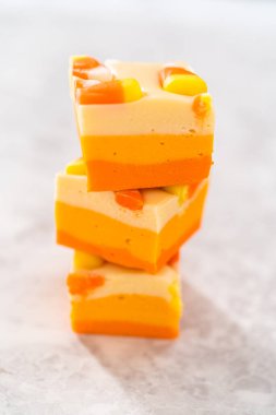 Mutfak tezgahına istiflenmiş ev yapımı mısır şekerlemesi parçaları..