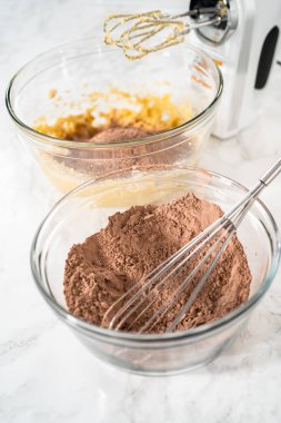 Nane şekerli çikolatalı kurabiyeler pişirmek için büyük bir bardakta karıştırma malzemesi..