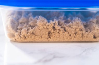 Açık kahverengi şeker mermer tezgahın üstünde.