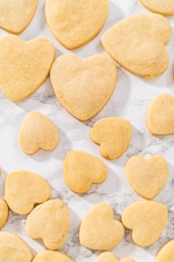 Sevgililer Günü için pembe ve beyaz kraliyet kremalı kalp şeklinde kurabiyeler..