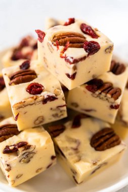 Beyaz seramik tabakta ev yapımı beyaz çikolatalı fındıklı şekerleme parçaları..