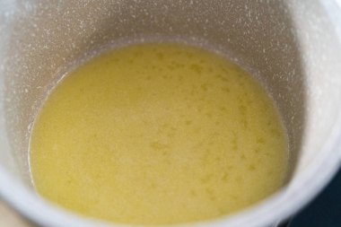 Küçük bir tencerede tuzsuz tereyağı eritmek.