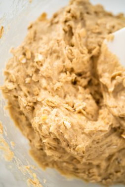 Muzlu yulaf ezmeli kek pişirmek için büyük bir bardakta karıştırma malzemesi..