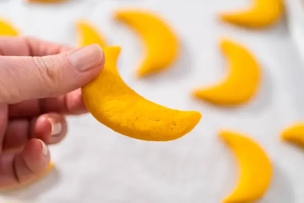 柠檬角饼干加柠檬釉料 在厨房柜台上把新鲜烤的柠檬楔形饼干冷却 — 图库照片
