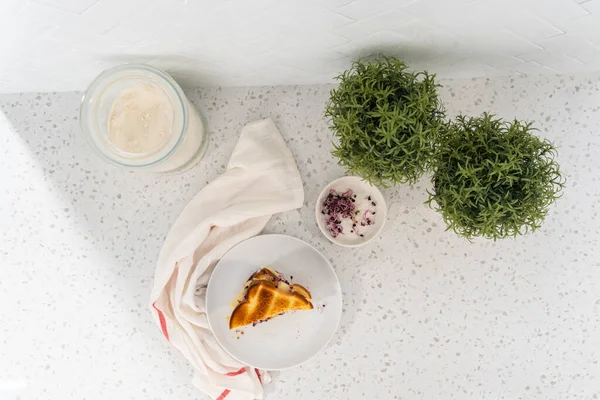 Berbaringlah Sarapan Telur Dan Tumbuh Sandwich Piring Putih — Stok Foto