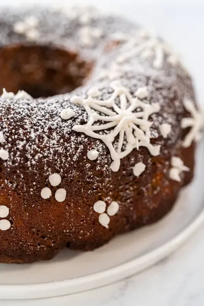 Gingerbread Bundt Cake Caramel Filling Buttercream Frosting Powdered Sugar Dusting — Stock fotografie