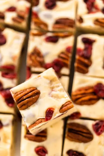 Snijd Witte Chocolade Cranberry Pecan Fudge Kleine Stukjes Een Witte — Stockfoto
