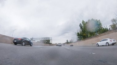 Los Angeles, California, ABD-4 Aralık 2022-POV yağmurlu bir kış günü, Los Angeles, Kaliforniya yakınlarındaki HWY 134 'te sürerken, yağmur damlalarıyla kaplı lensler aracılığıyla atmosferi yakalar ve benzersiz bir ekleme yapar.