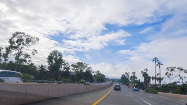 Los Angeles, California, ABD-4 Aralık 2022 HWY 101 'de Santa Barbara, California yakınlarında yol bulutlarla kaplanarak, hala kasvetli bir atmosfer yaratıyor.