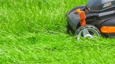 Castle Rock, Colorado, ABD-25 Haziran 2023 'te bir banliyö evinde, yemyeşil bir çim biçme makinesi titizlikle biçilir, iyi manikürlü ve davetkar bir açık hava alanı yaratır..