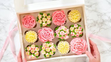 Düz yatıyordu. Bir kadın nazikçe beyaz bir kağıt kutuyu açar, içinde her biri canlı gülleri ve laleleri taklit etmek için tasarlanmış tereyağlı kremayla süslenmiş gurme keklerden oluşan bir set açar..