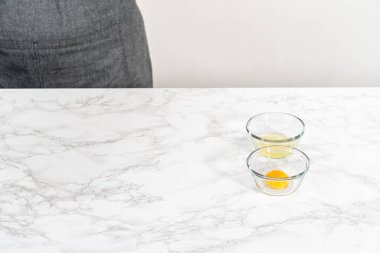 Yumurta akını ve yumurta sarısını küçük kaselere ayırmak.