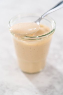 Mutfak tezgahında cam kavanozda ev yapımı İsveç köftesi sosu..