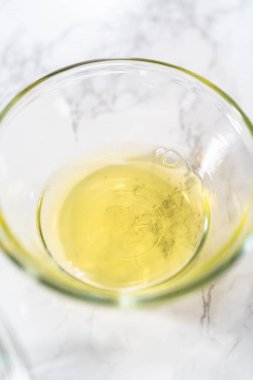 Yumurta akını ve yumurta sarısını küçük kaselere ayırmak.