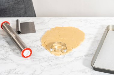 Yuvarlanan kurabiye hamuru ve panda şeklinde kurabiye kesme.