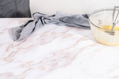 Sharlotka çörekleri pişirmek için parşömen kağıtlarıyla kaplanmış kek tavasına hamur atıyorlar..