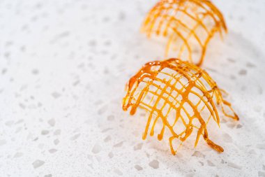 Tezgahın üstünde çıtır çıtır karamelli kekler var..