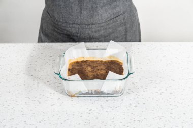 Parşömen kağıdıyla kaplı cam bir tavada taze yapılmış ev yapımı çikolatalı fıstık ezmeli şekerleme..